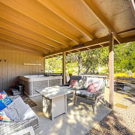 Peaceful Strawberry Cabin Fire Pit And Hot Tub Pine エクステリア 写真